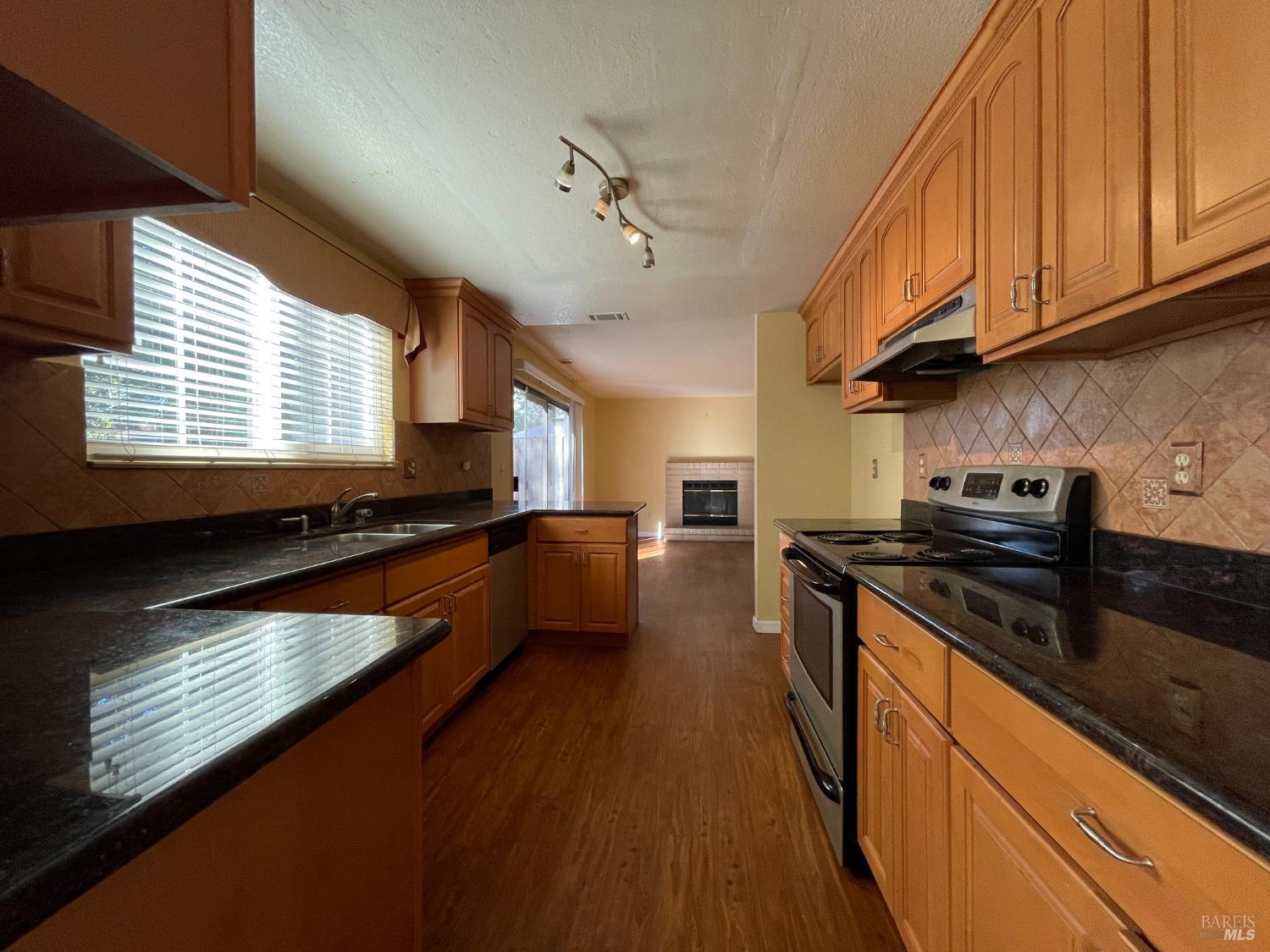 Detail Gallery Image 10 of 16 For 304 Kingsly Ln, American Canyon,  CA 94503 - 3 Beds | 2/1 Baths