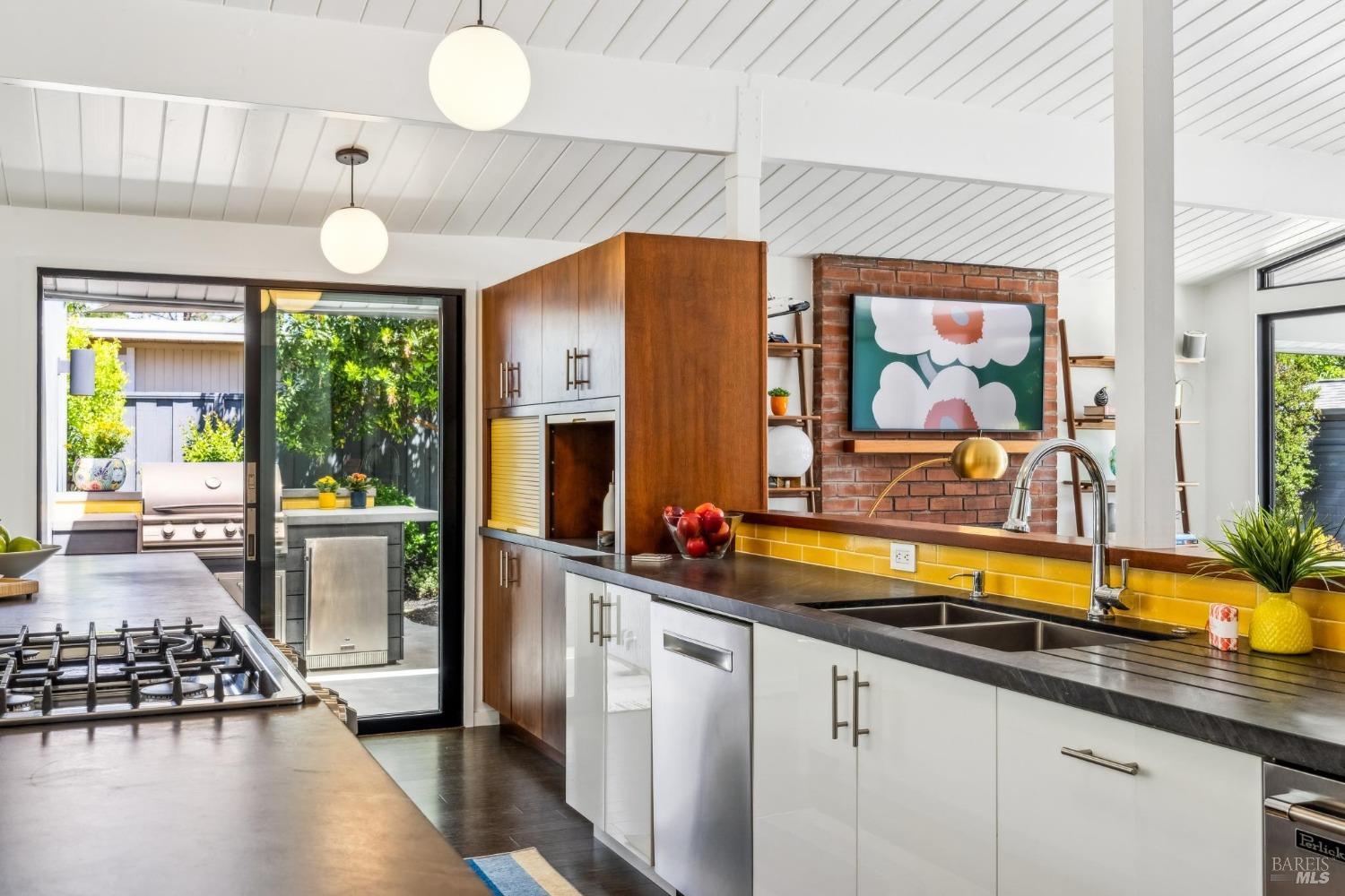 Detail Gallery Image 9 of 66 For 687 Cedarberry Ln, San Rafael,  CA 94903 - 4 Beds | 2 Baths