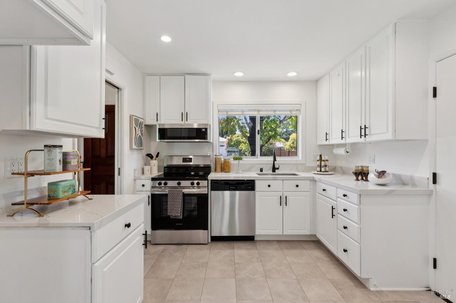 Detail Gallery Image 3 of 19 For 1432 Dawes St, Novato,  CA 94947 - 3 Beds | 2 Baths
