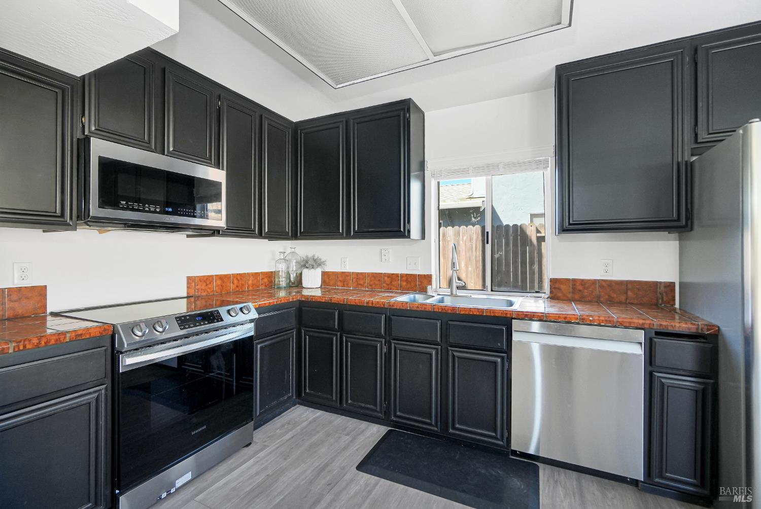 Detail Gallery Image 14 of 61 For 101 Panorama Dr, Benicia,  CA 94510 - 3 Beds | 1/1 Baths