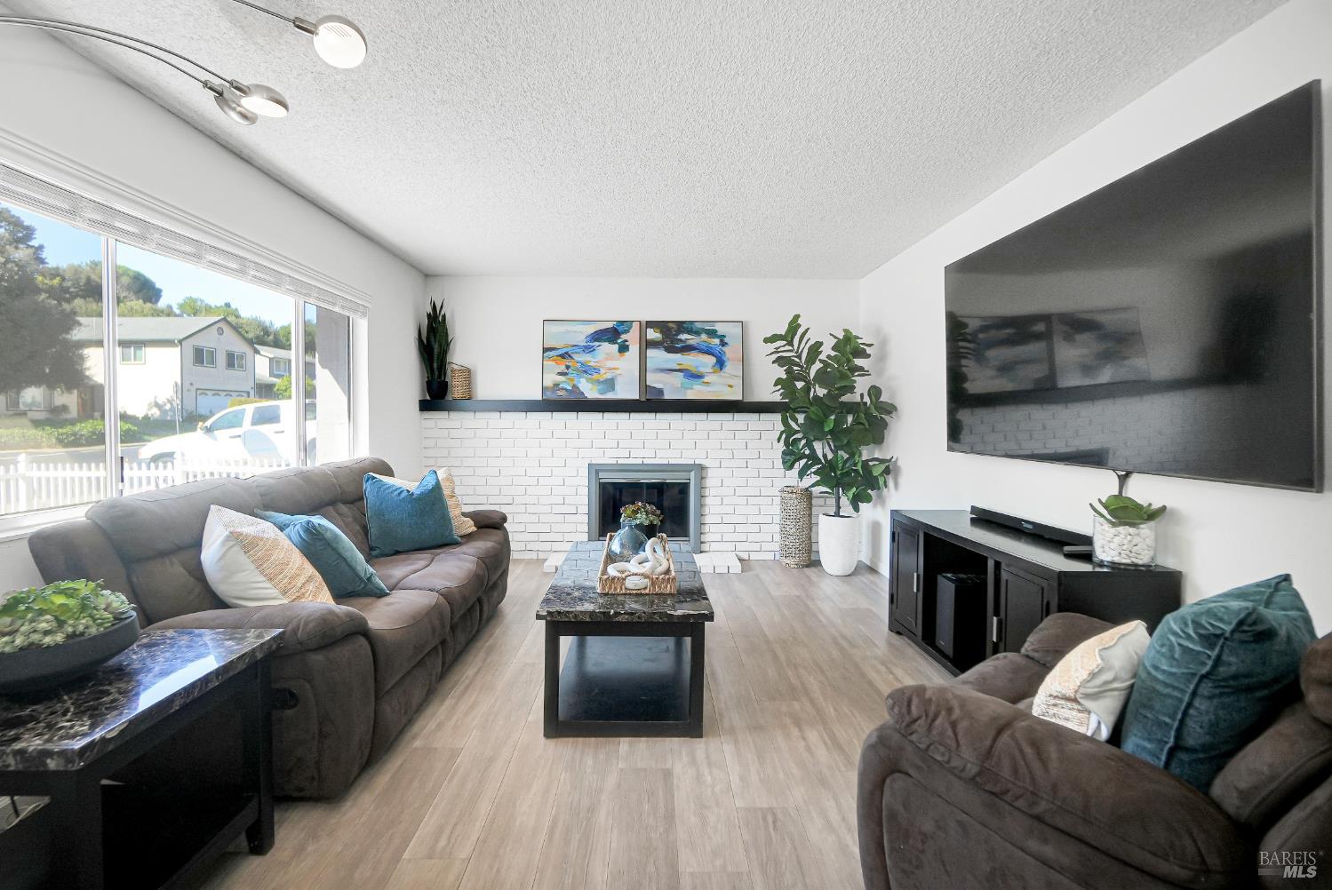 Detail Gallery Image 4 of 61 For 101 Panorama Dr, Benicia,  CA 94510 - 3 Beds | 1/1 Baths
