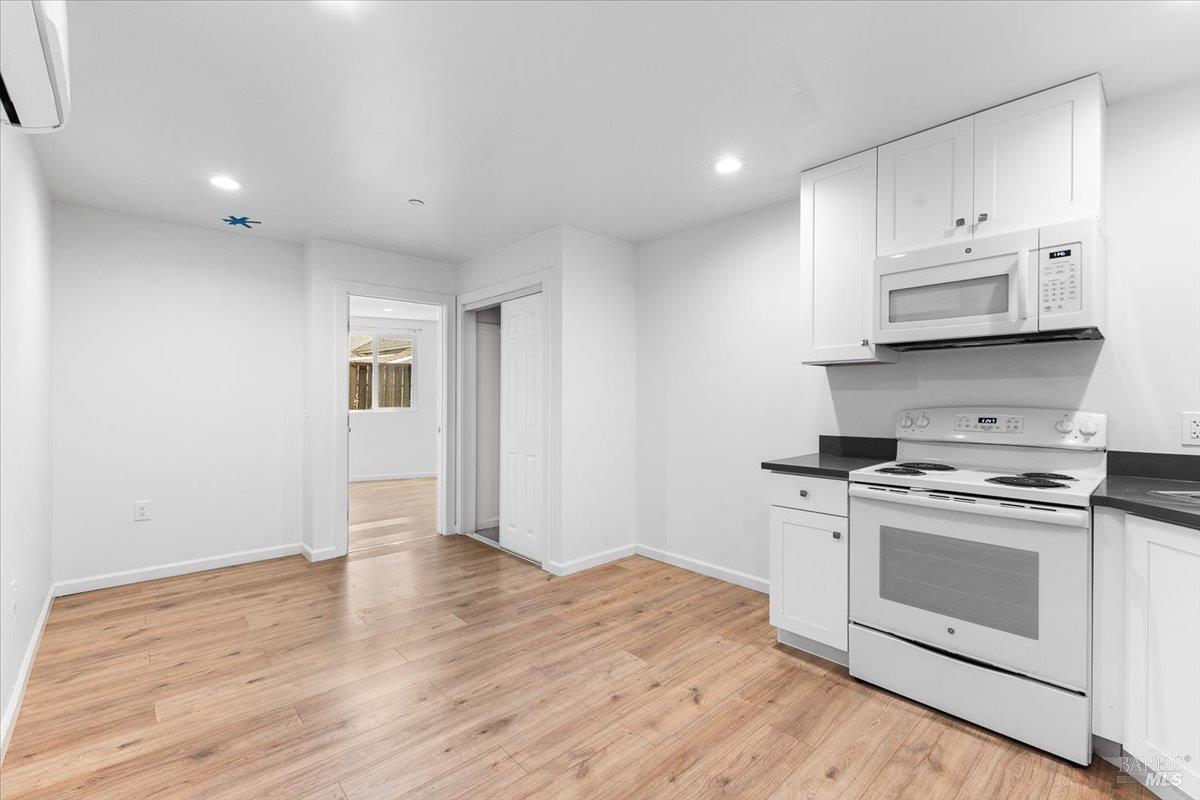 Detail Gallery Image 7 of 13 For 1045 3rd St, Santa Rosa,  CA 95404 - – Beds | – Baths