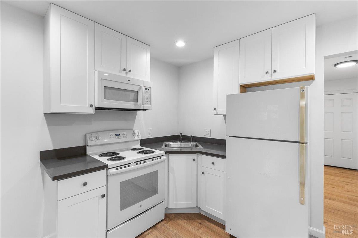 Detail Gallery Image 6 of 13 For 1045 3rd St, Santa Rosa,  CA 95404 - – Beds | – Baths