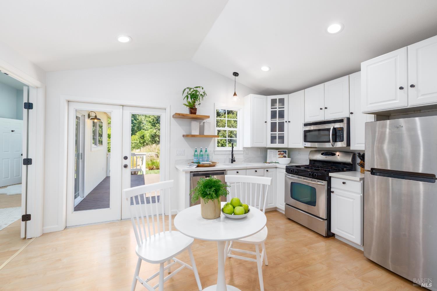 Detail Gallery Image 6 of 19 For 121 Laurel Ave, Kenwood,  CA 95452 - 2 Beds | 2 Baths