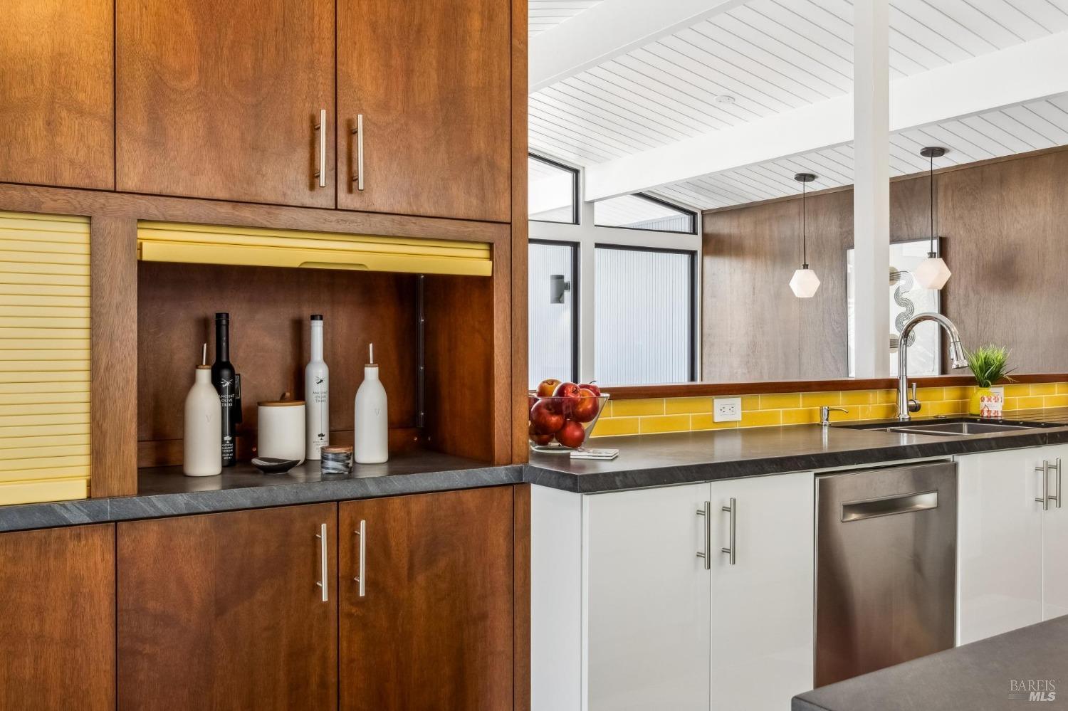 Detail Gallery Image 8 of 66 For 687 Cedarberry Ln, San Rafael,  CA 94903 - 4 Beds | 2 Baths