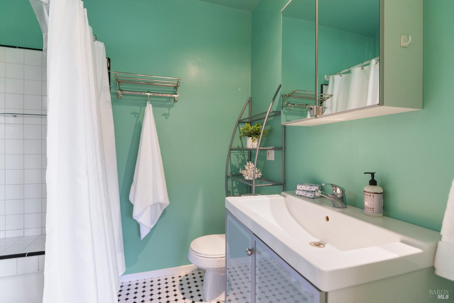 Detail Gallery Image 27 of 42 For 20 La Vuelta Ave, Lagunitas,  CA 94938 - 2 Beds | 2 Baths