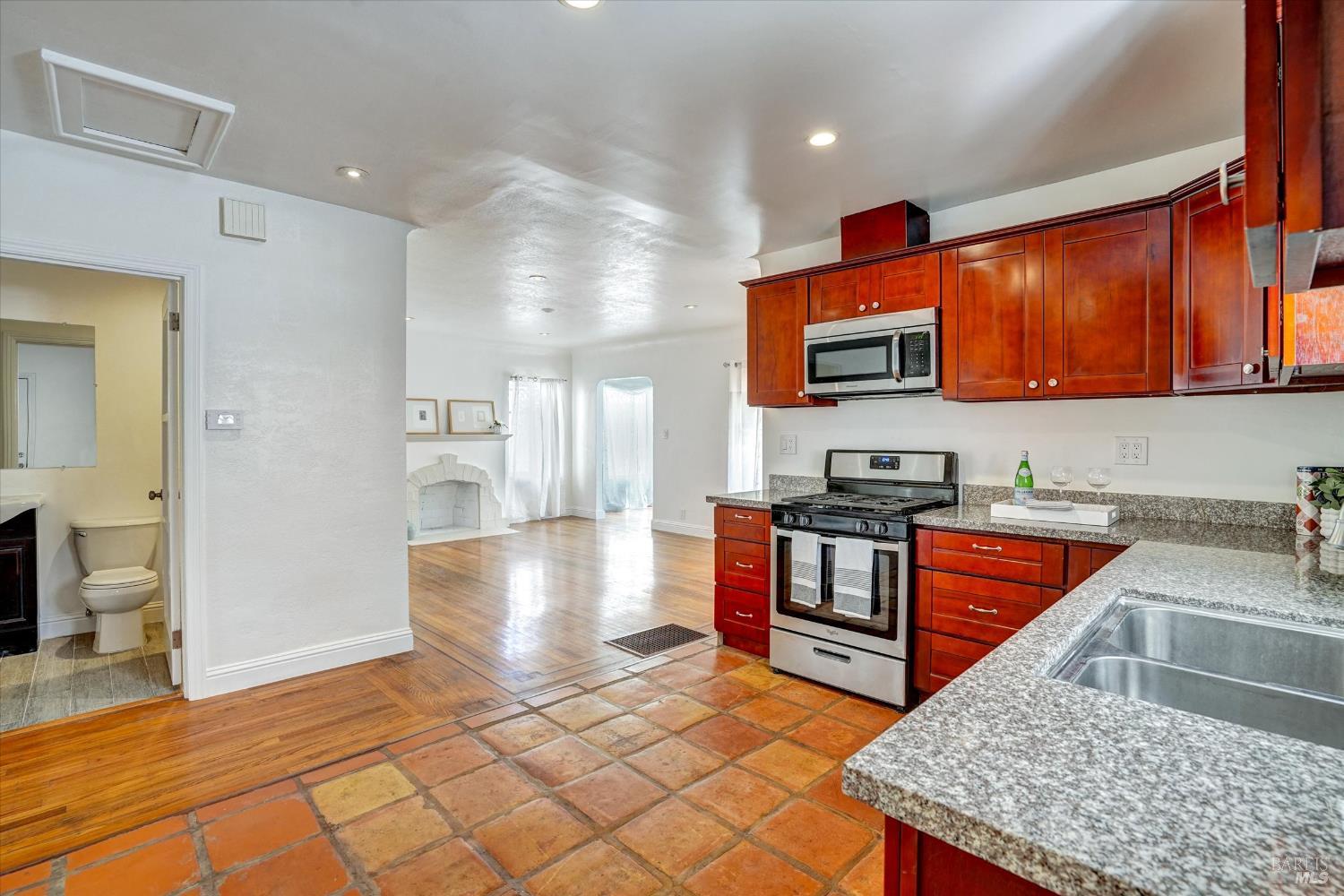 Detail Gallery Image 4 of 55 For 60 D St, Vallejo,  CA 94590 - 3 Beds | 2/1 Baths