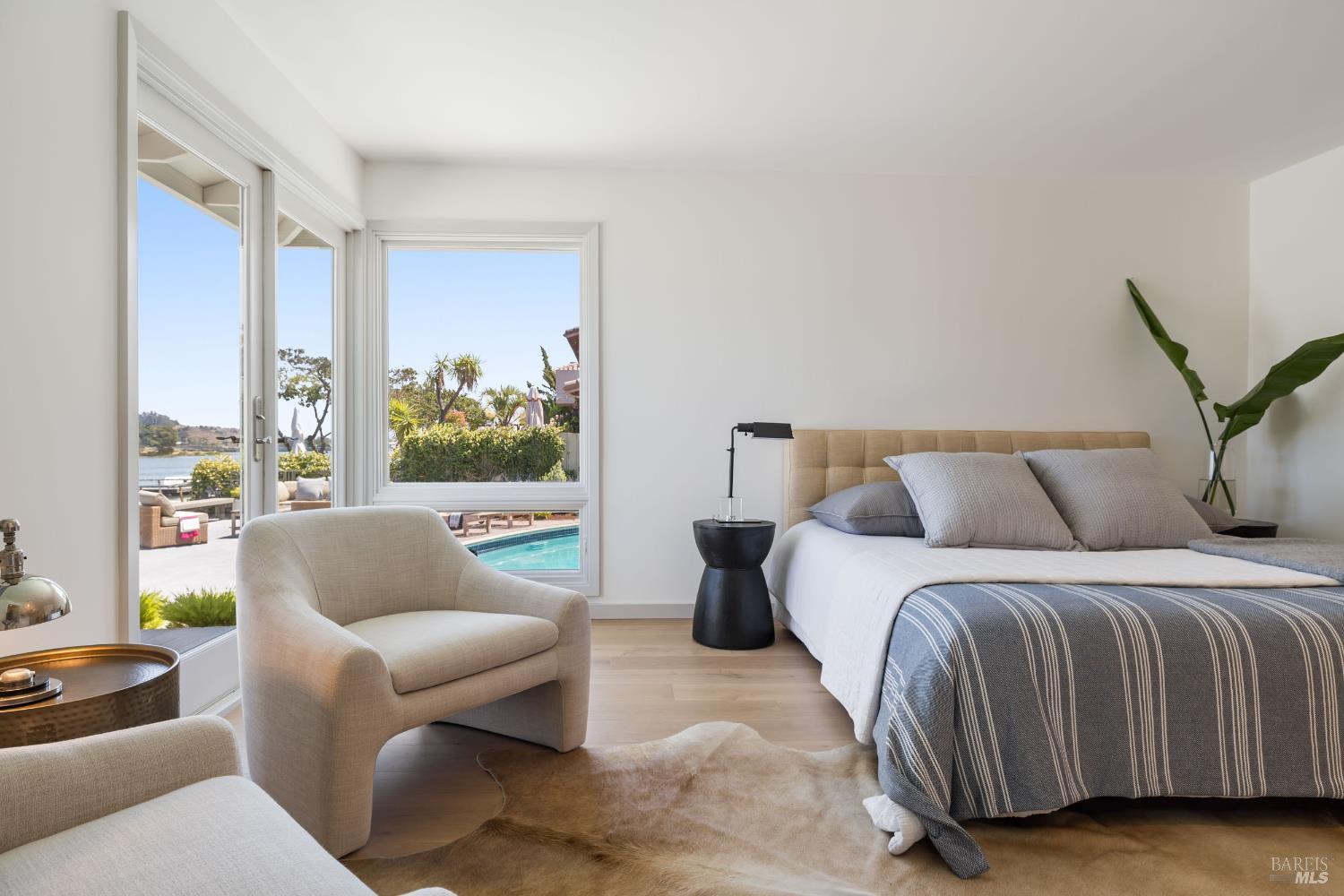 Detail Gallery Image 13 of 26 For 334 Riviera Cir, Larkspur,  CA 94939 - 3 Beds | 2/1 Baths