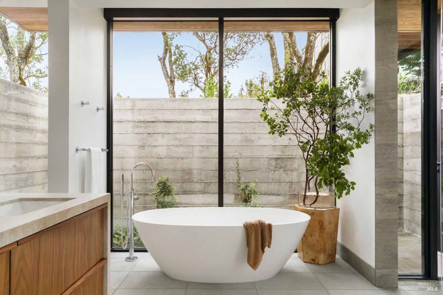 Detail Gallery Image 11 of 22 For 165 Sw Sycamore Ct, Healdsburg,  CA 95448 - 5 Beds | 6/1 Baths