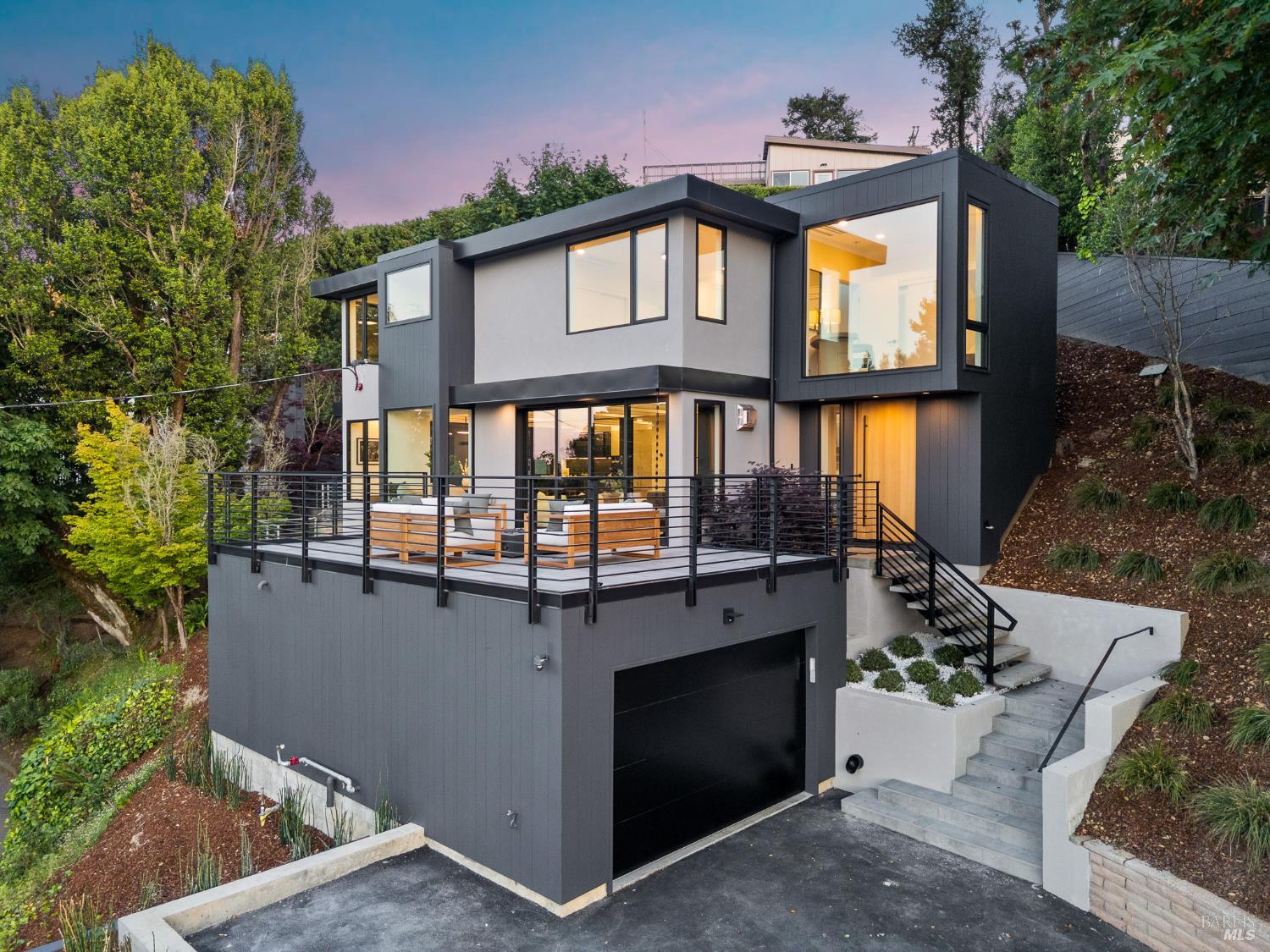 Detail Gallery Image 13 of 61 For 975 Greenhill Rd, Mill Valley,  CA 94941 - 4 Beds | 2/1 Baths