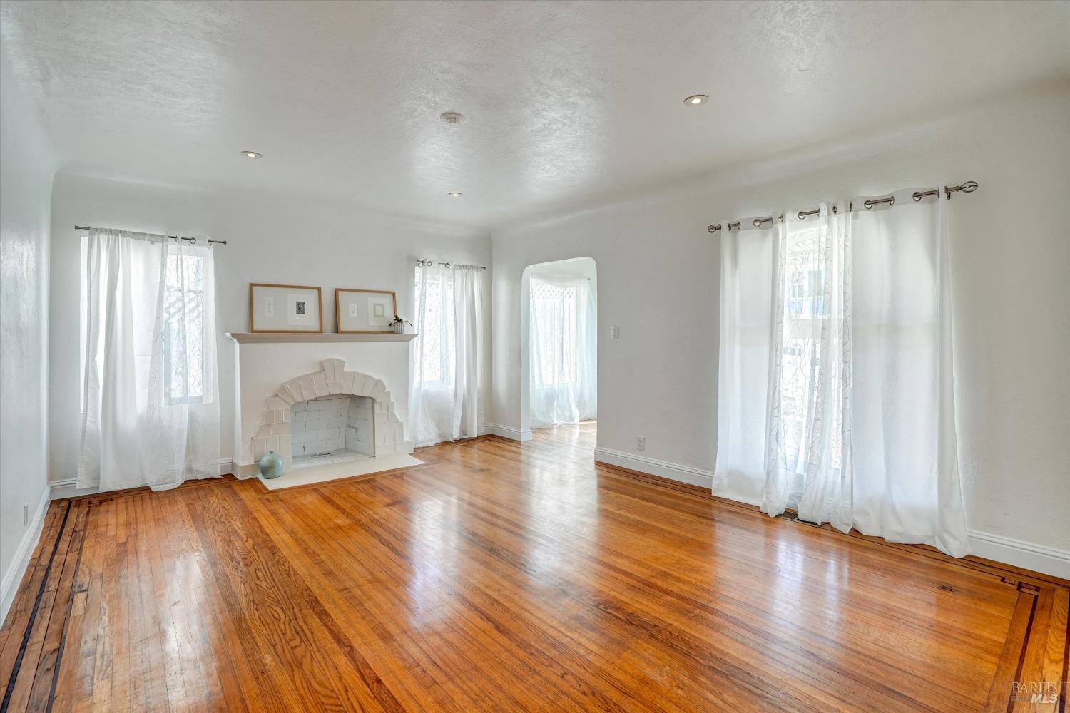 Detail Gallery Image 3 of 55 For 60 D St, Vallejo,  CA 94590 - 3 Beds | 2/1 Baths