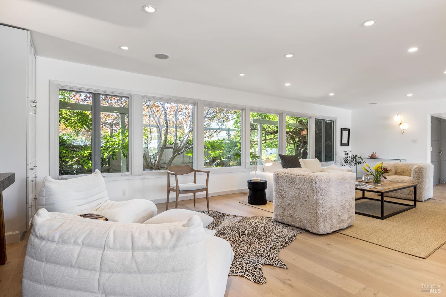 Detail Gallery Image 6 of 26 For 334 Riviera Cir, Larkspur,  CA 94939 - 3 Beds | 2/1 Baths