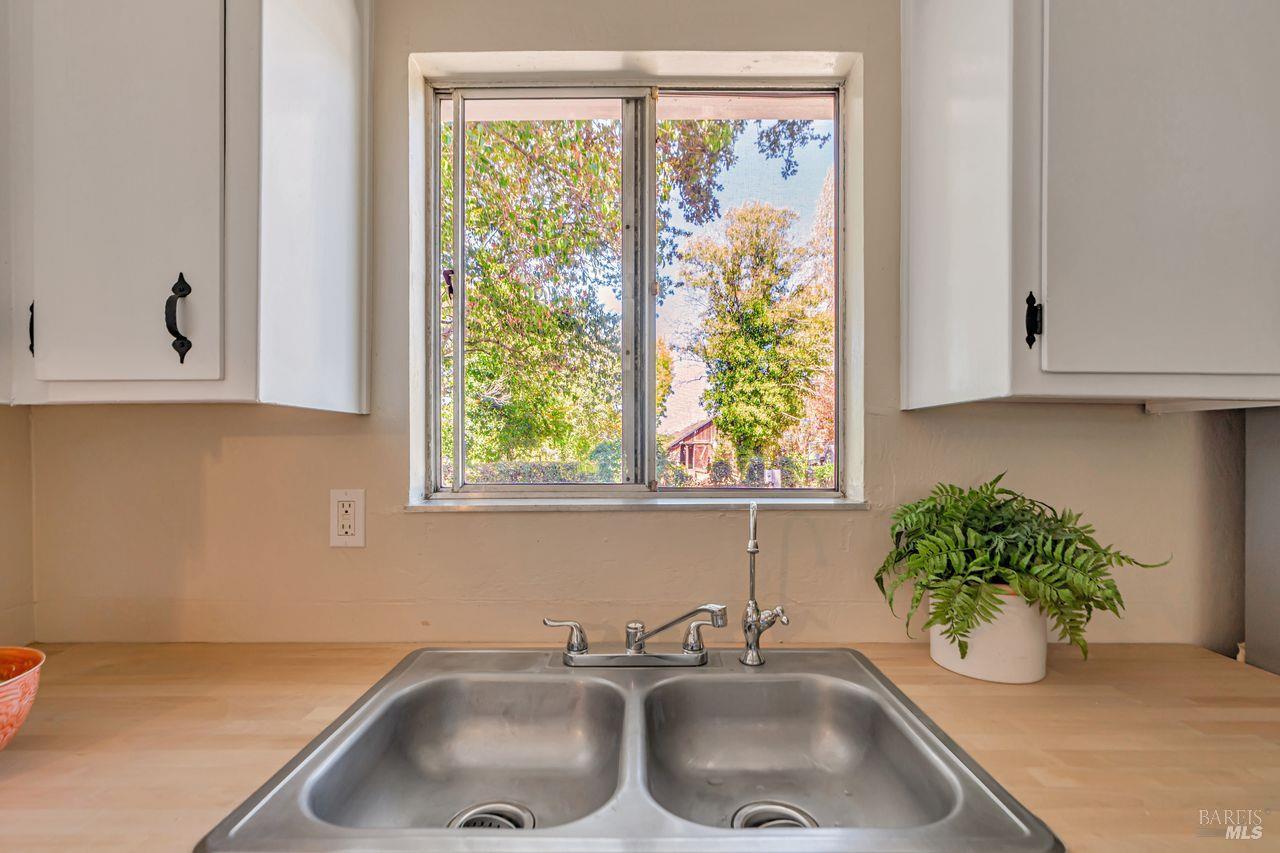 Detail Gallery Image 14 of 47 For 1021 Butler Ave, Santa Rosa,  CA 95407 - 4 Beds | 2 Baths