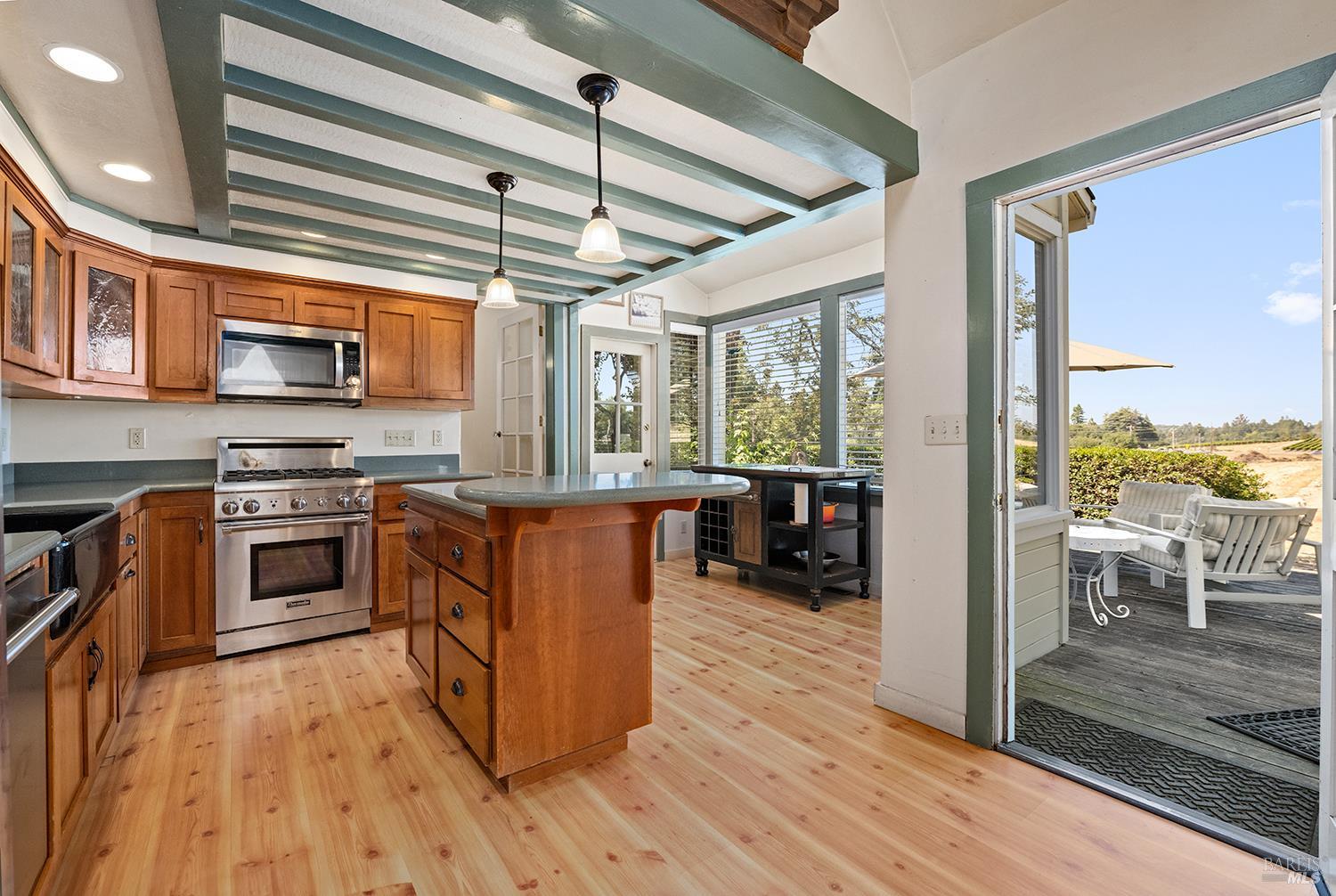 Detail Gallery Image 16 of 65 For 3949 Vine Hill Rd, Sebastopol,  CA 95472 - 5 Beds | 4 Baths