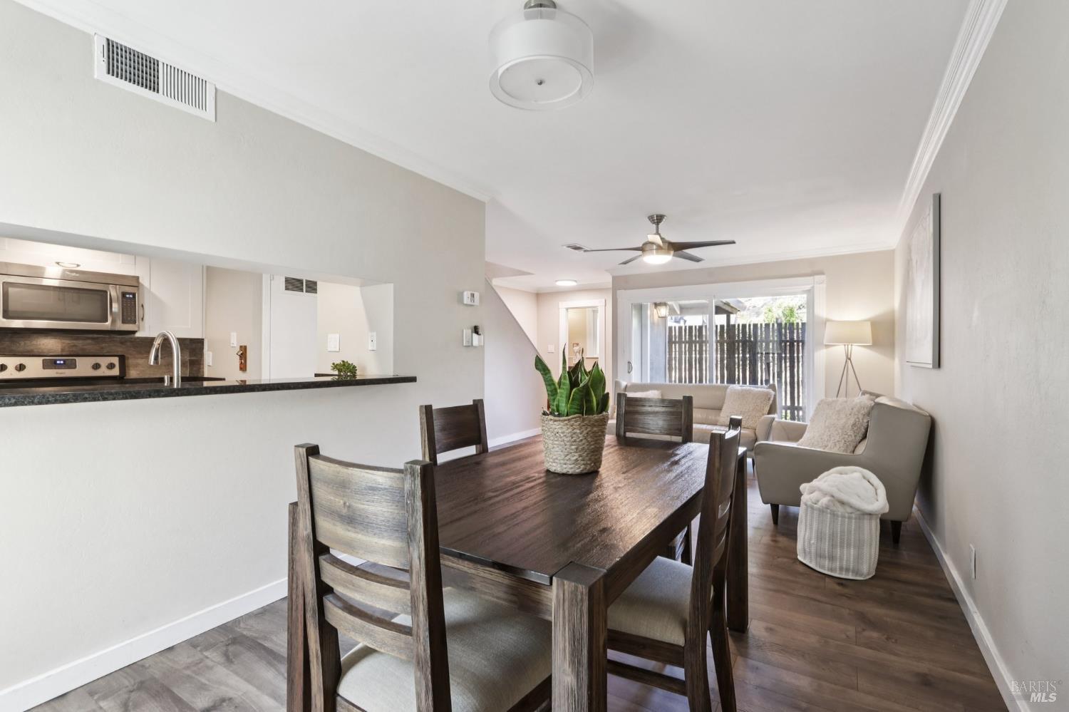 Detail Gallery Image 4 of 20 For 141 Roundtree Blvd, San Rafael,  CA 94903 - 2 Beds | 1/1 Baths