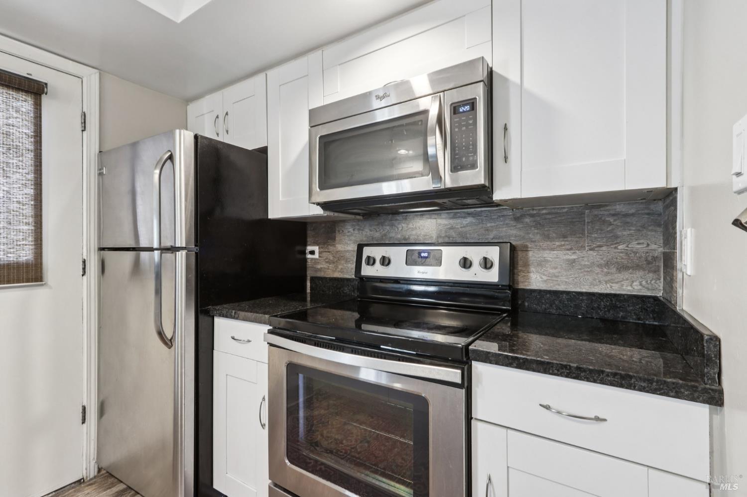 Detail Gallery Image 5 of 20 For 141 Roundtree Blvd, San Rafael,  CA 94903 - 2 Beds | 1/1 Baths