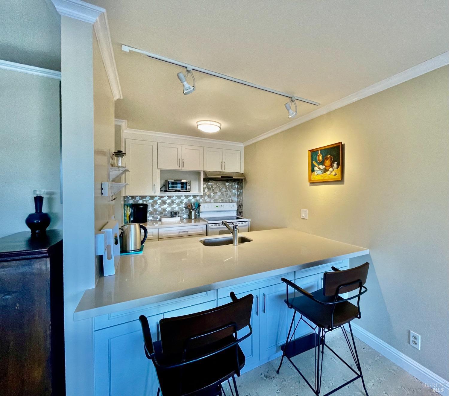 Detail Gallery Image 7 of 21 For 370 Eden Roc Dr, Sausalito,  CA 94965 - 1 Beds | 1 Baths