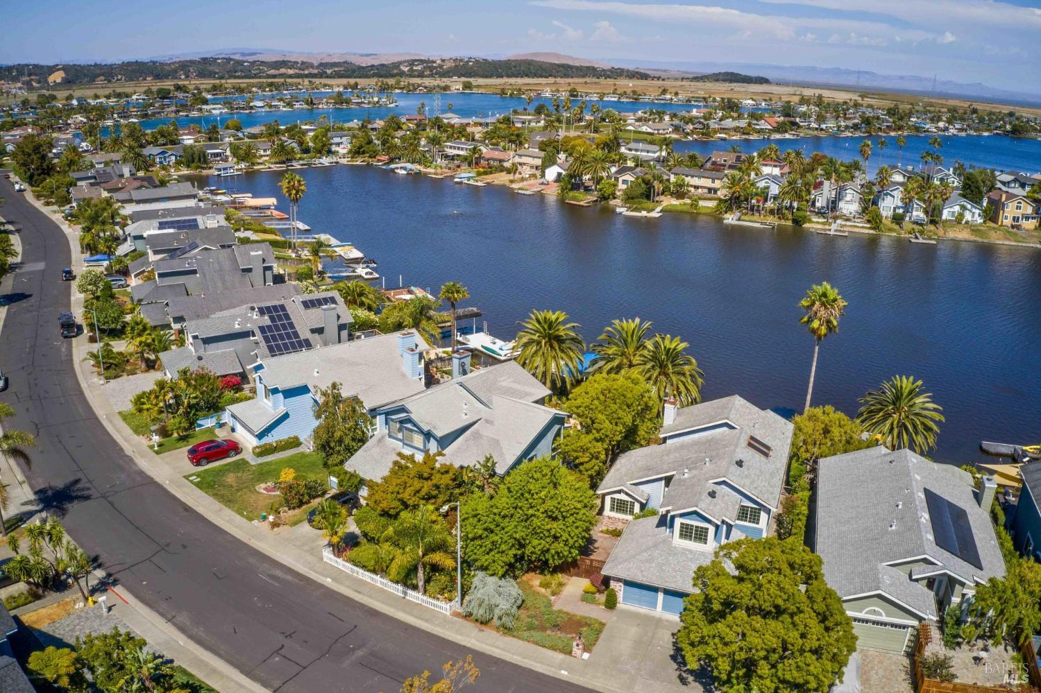 Detail Gallery Image 8 of 59 For 28 Caribe Isle, Novato,  CA 94949 - 4 Beds | 3 Baths