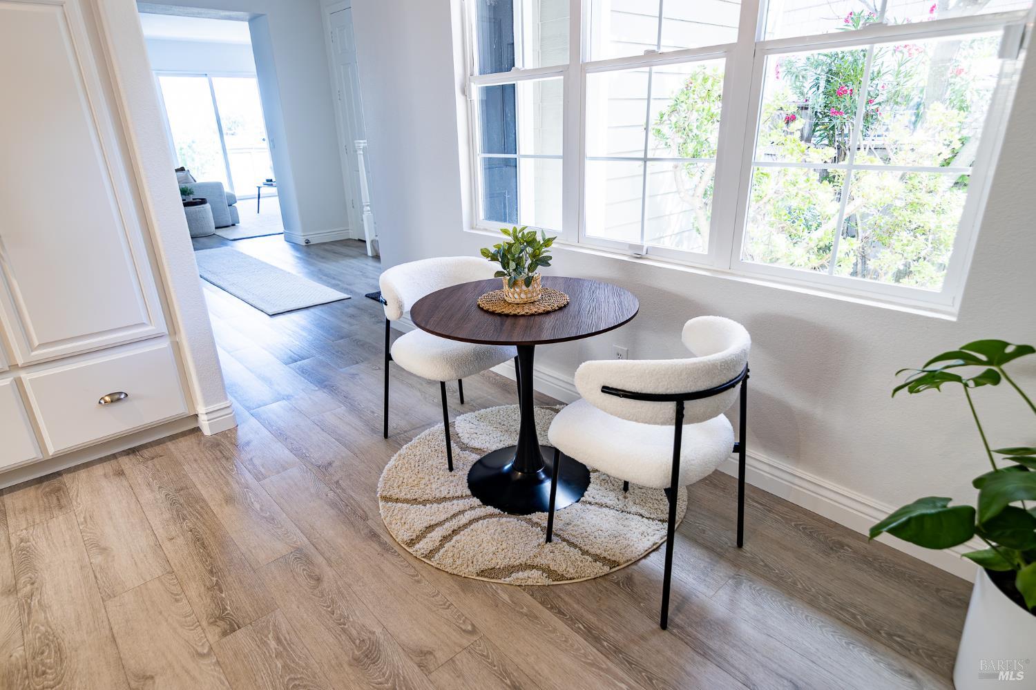 Detail Gallery Image 14 of 42 For 264 Waterside Cir, San Rafael,  CA 94903 - 4 Beds | 3/1 Baths