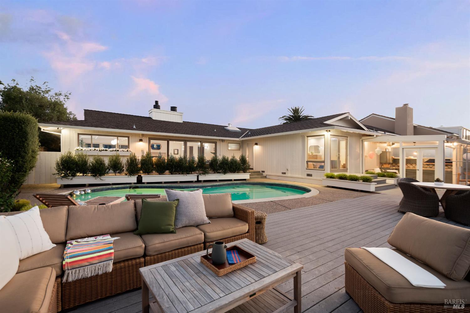 Detail Gallery Image 2 of 26 For 334 Riviera Cir, Larkspur,  CA 94939 - 3 Beds | 2/1 Baths