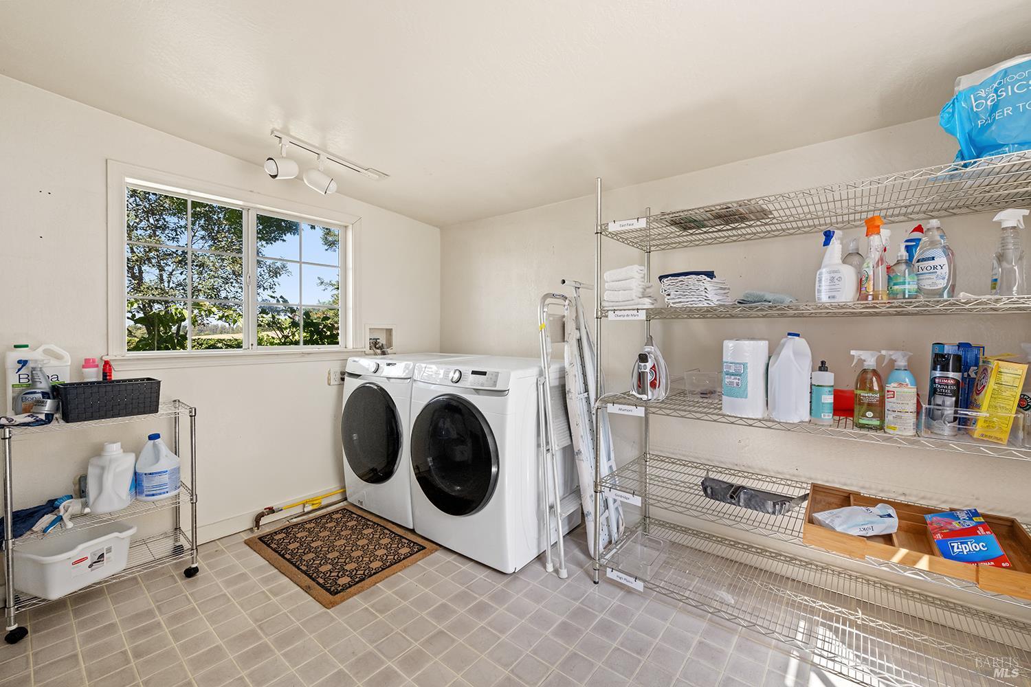 Detail Gallery Image 14 of 65 For 3949 Vine Hill Rd, Sebastopol,  CA 95472 - 5 Beds | 4 Baths