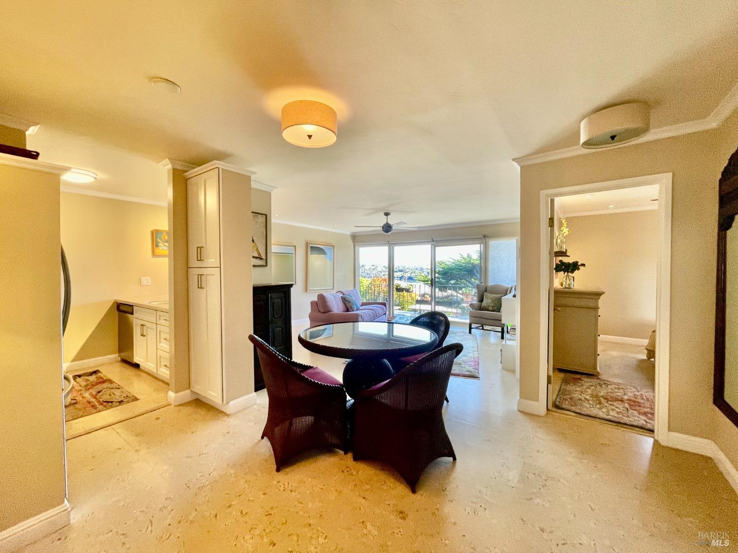 Detail Gallery Image 3 of 21 For 370 Eden Roc Dr, Sausalito,  CA 94965 - 1 Beds | 1 Baths