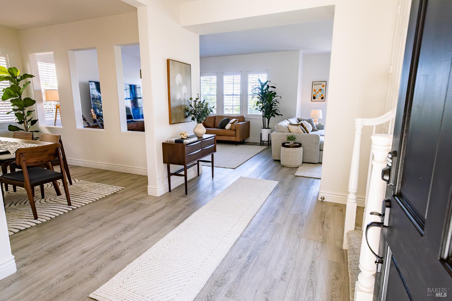 Detail Gallery Image 4 of 42 For 264 Waterside Cir, San Rafael,  CA 94903 - 4 Beds | 3/1 Baths
