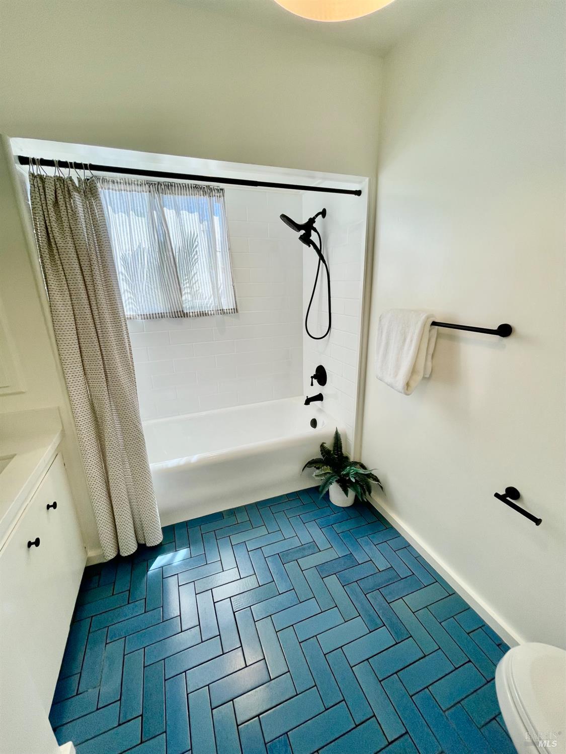 Detail Gallery Image 19 of 58 For 7 Belmont Ave, Fairfax,  CA 94930 - 6 Beds | 4/1 Baths