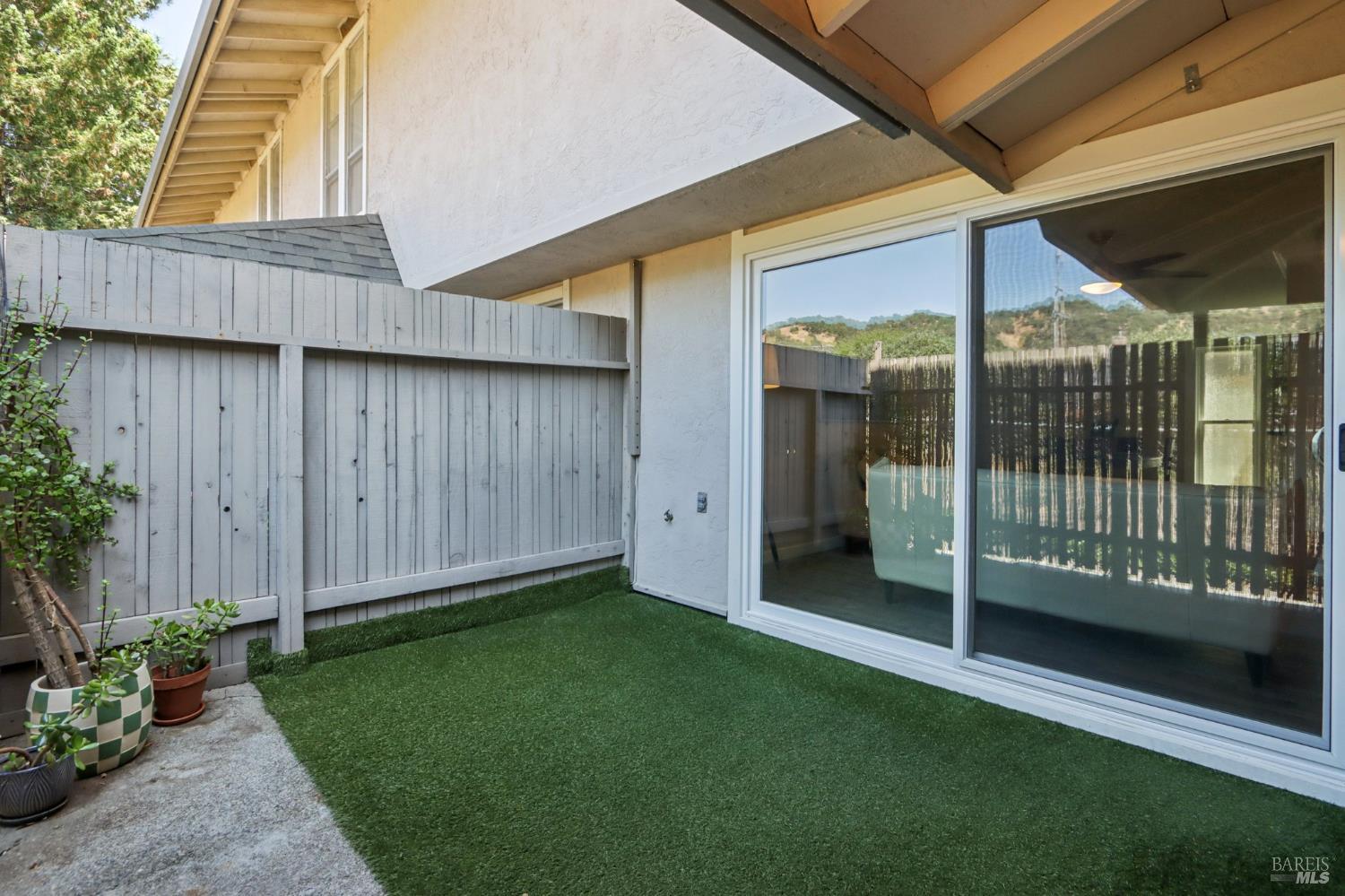 Detail Gallery Image 16 of 20 For 141 Roundtree Blvd, San Rafael,  CA 94903 - 2 Beds | 1/1 Baths
