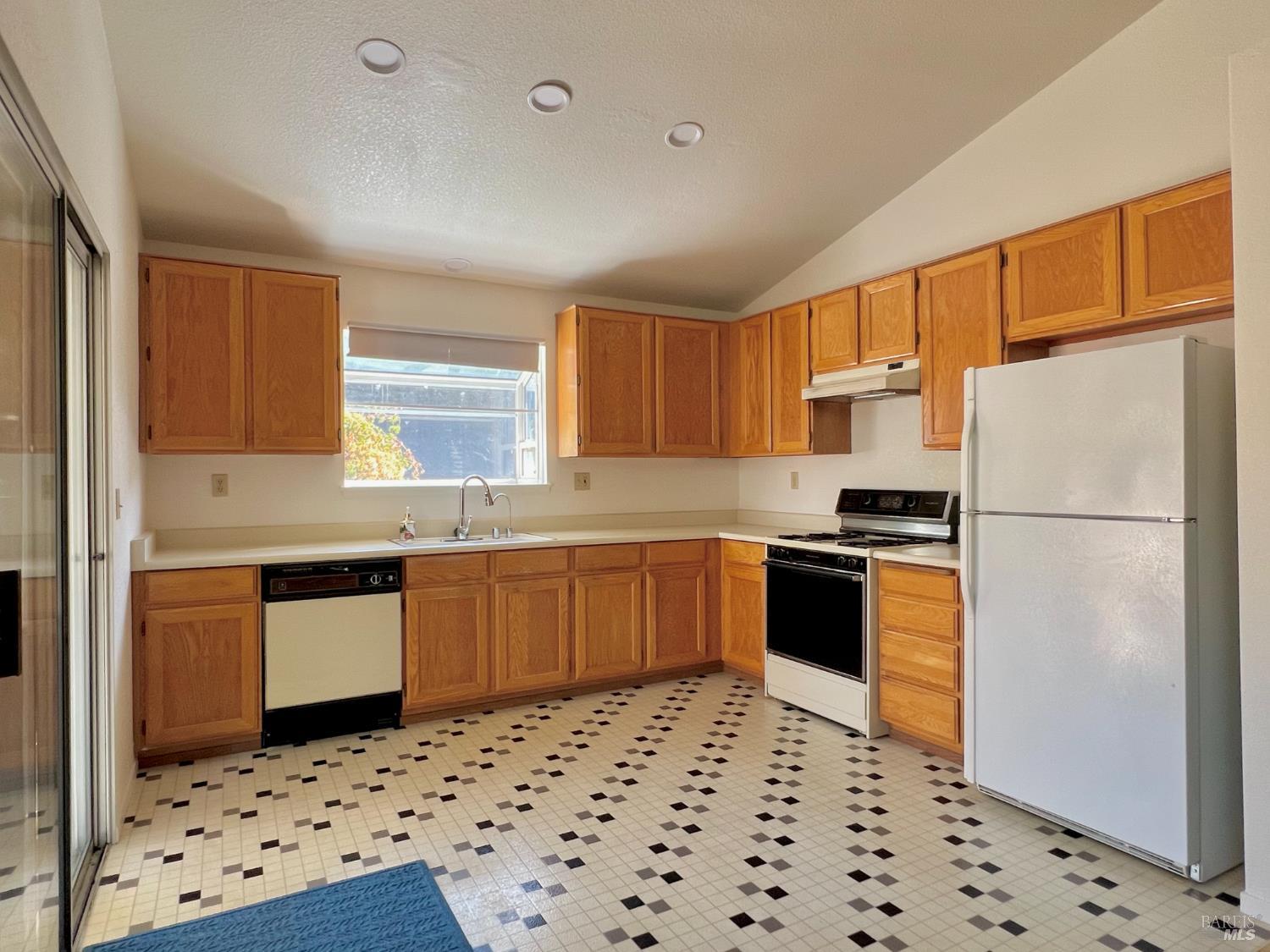 Detail Gallery Image 14 of 36 For 1185 Camellia Ln, Suisun City,  CA 94585 - 3 Beds | 2 Baths