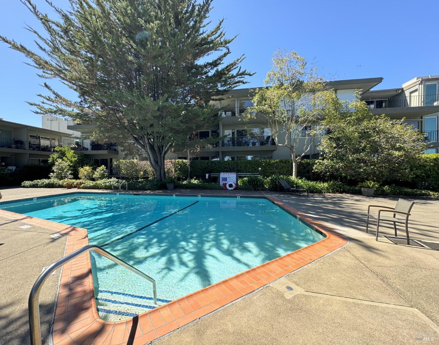 Detail Gallery Image 6 of 21 For 370 Eden Roc Dr, Sausalito,  CA 94965 - 1 Beds | 1 Baths