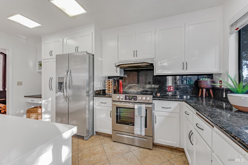 Detail Gallery Image 11 of 46 For 2801 Gravenstein Hwy, Sebastopol,  CA 95472 - 3 Beds | 3 Baths