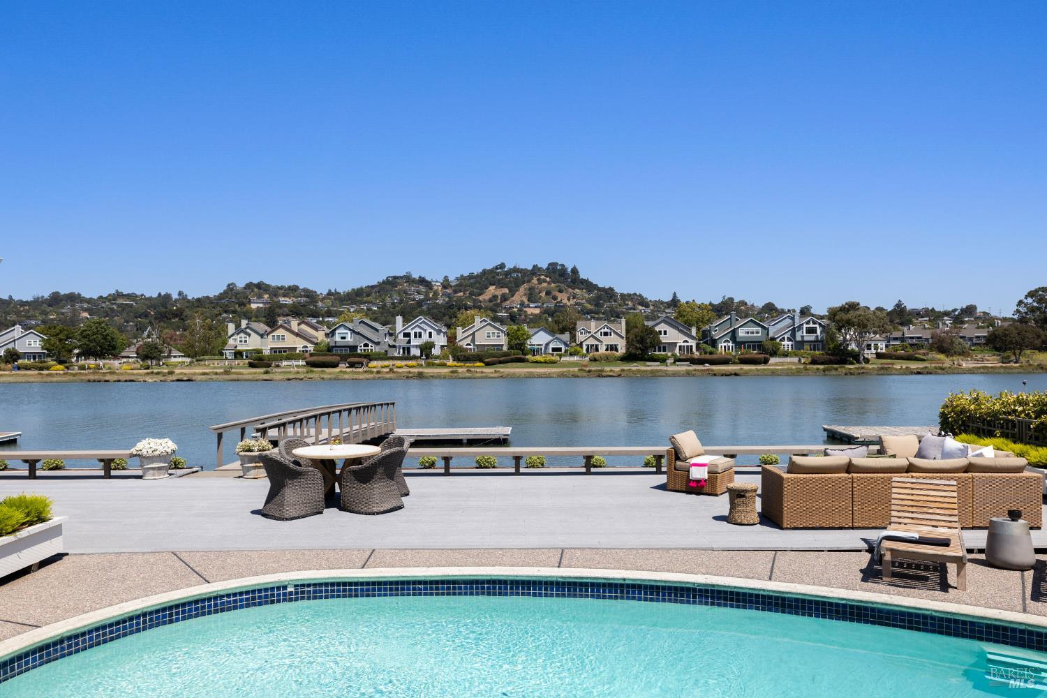 Detail Gallery Image 21 of 26 For 334 Riviera Cir, Larkspur,  CA 94939 - 3 Beds | 2/1 Baths