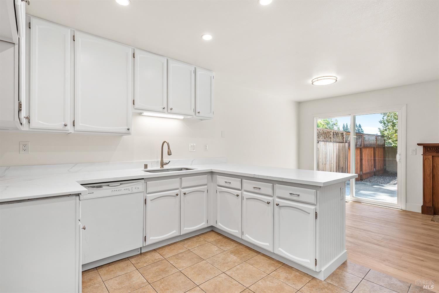 Detail Gallery Image 8 of 23 For 159 Francis Cir, Rohnert Park,  CA 94928 - 3 Beds | 2/1 Baths