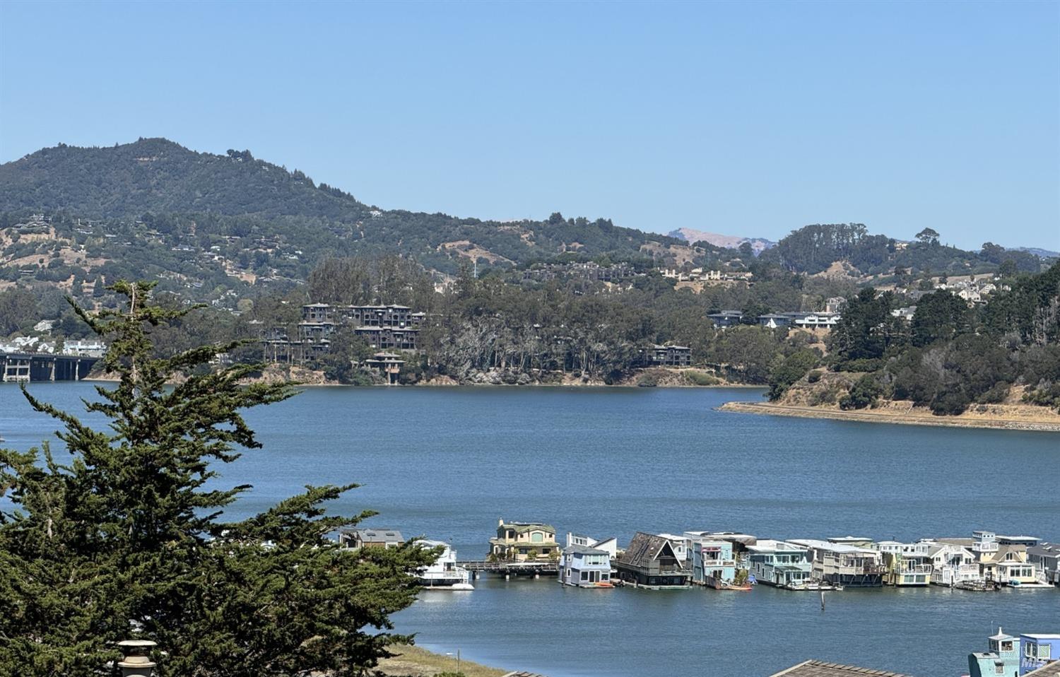 Detail Gallery Image 2 of 21 For 370 Eden Roc Dr, Sausalito,  CA 94965 - 1 Beds | 1 Baths