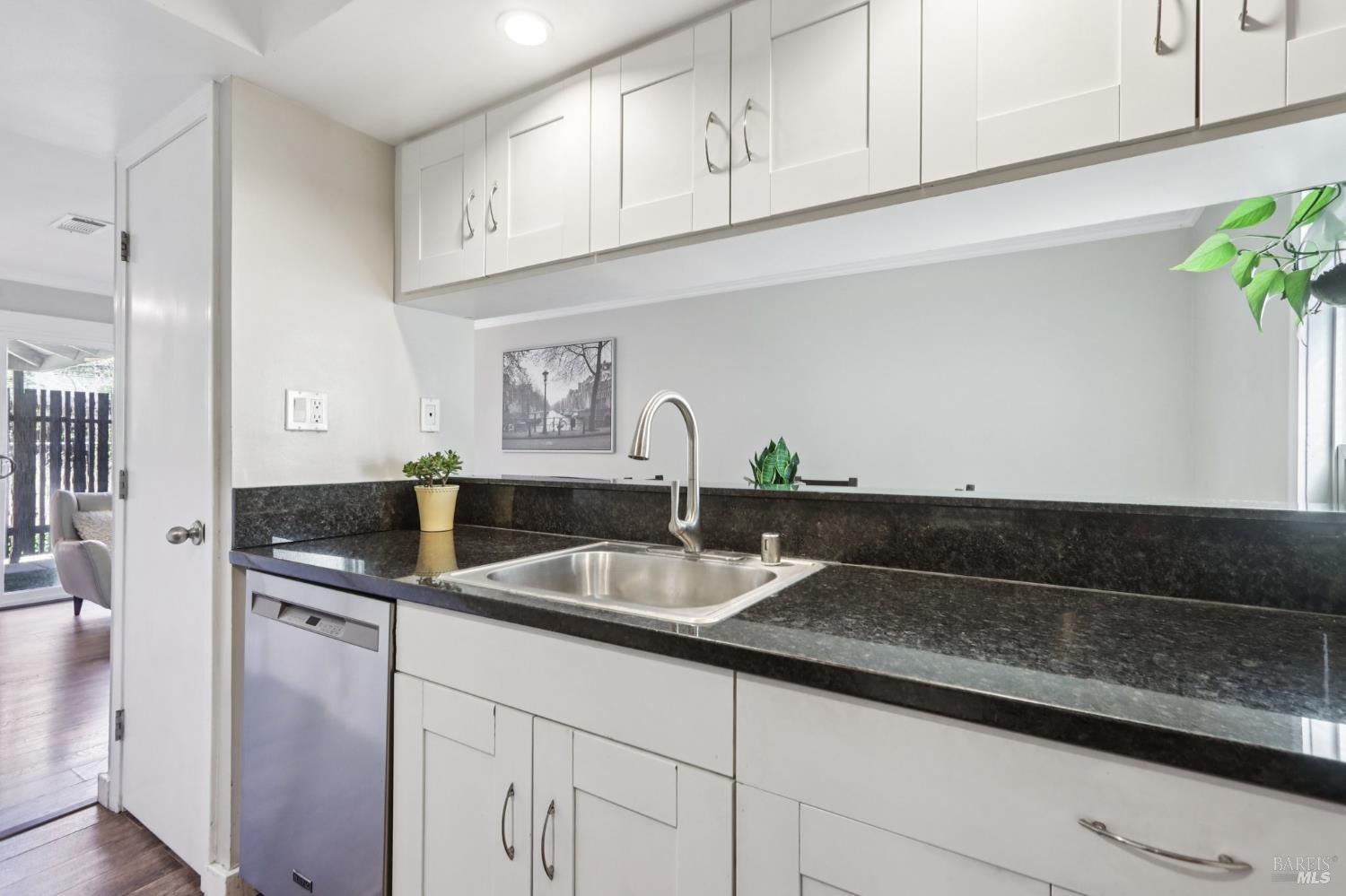 Detail Gallery Image 6 of 20 For 141 Roundtree Blvd, San Rafael,  CA 94903 - 2 Beds | 1/1 Baths