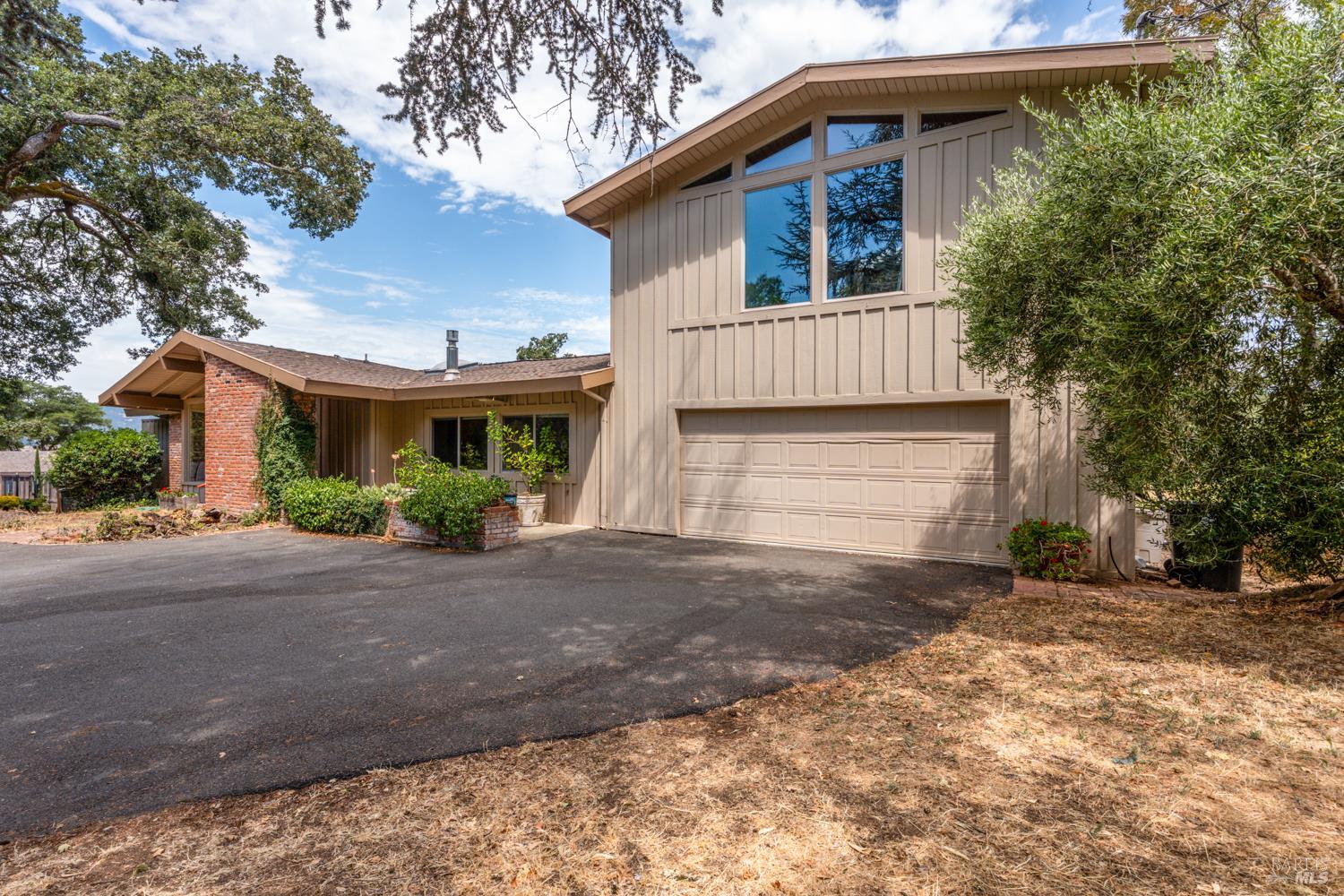 Detail Gallery Image 3 of 49 For 1500 Deerwood Dr, Ukiah,  CA 95482 - 3 Beds | 3 Baths