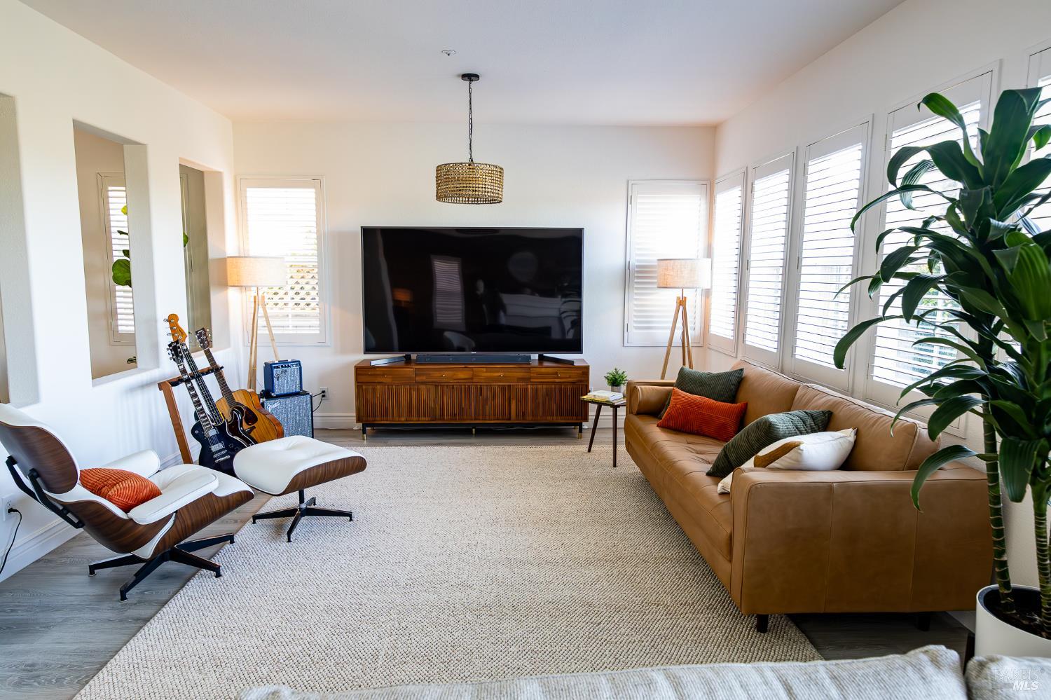 Detail Gallery Image 11 of 42 For 264 Waterside Cir, San Rafael,  CA 94903 - 4 Beds | 3/1 Baths