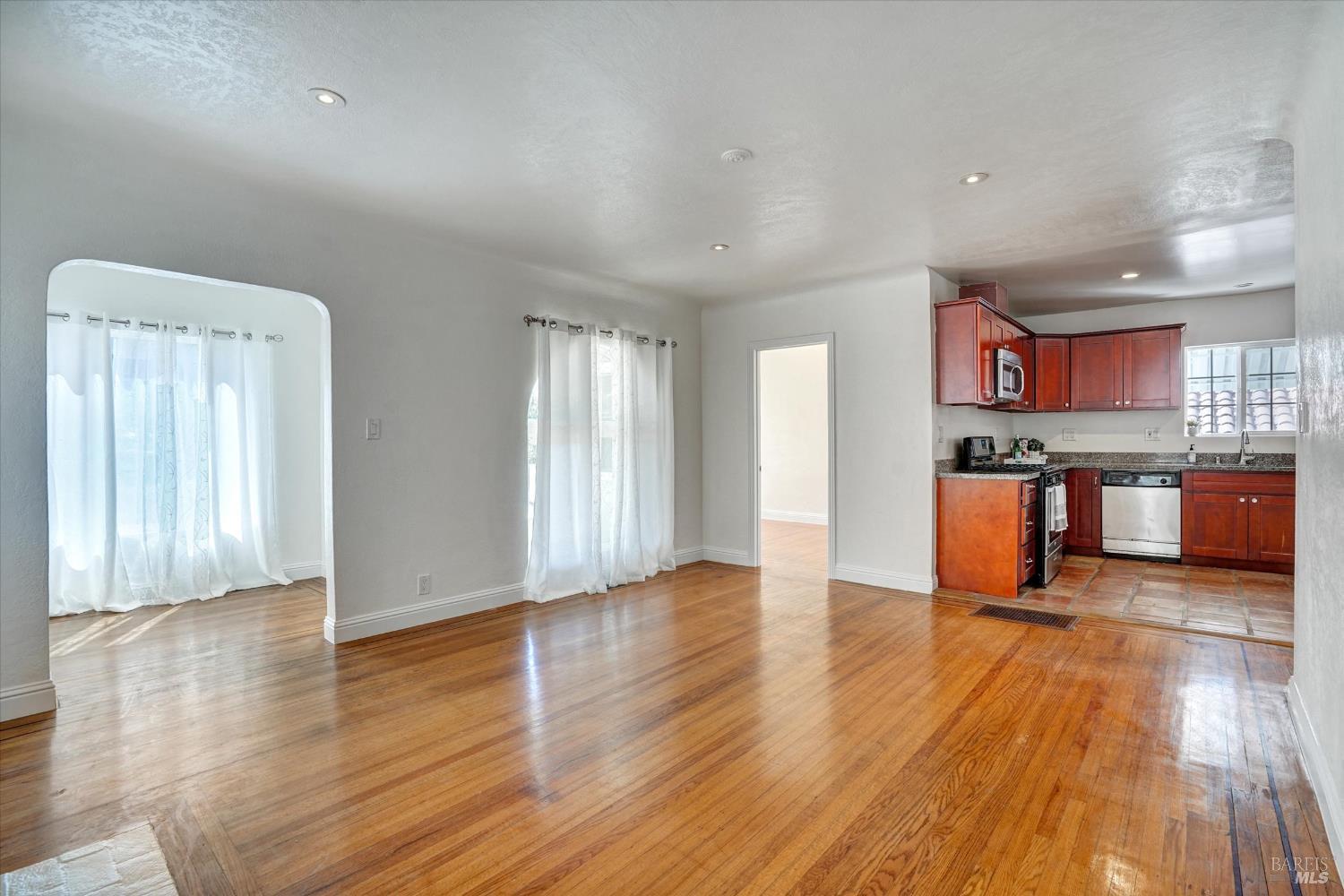 Detail Gallery Image 5 of 55 For 60 D St, Vallejo,  CA 94590 - 3 Beds | 2/1 Baths