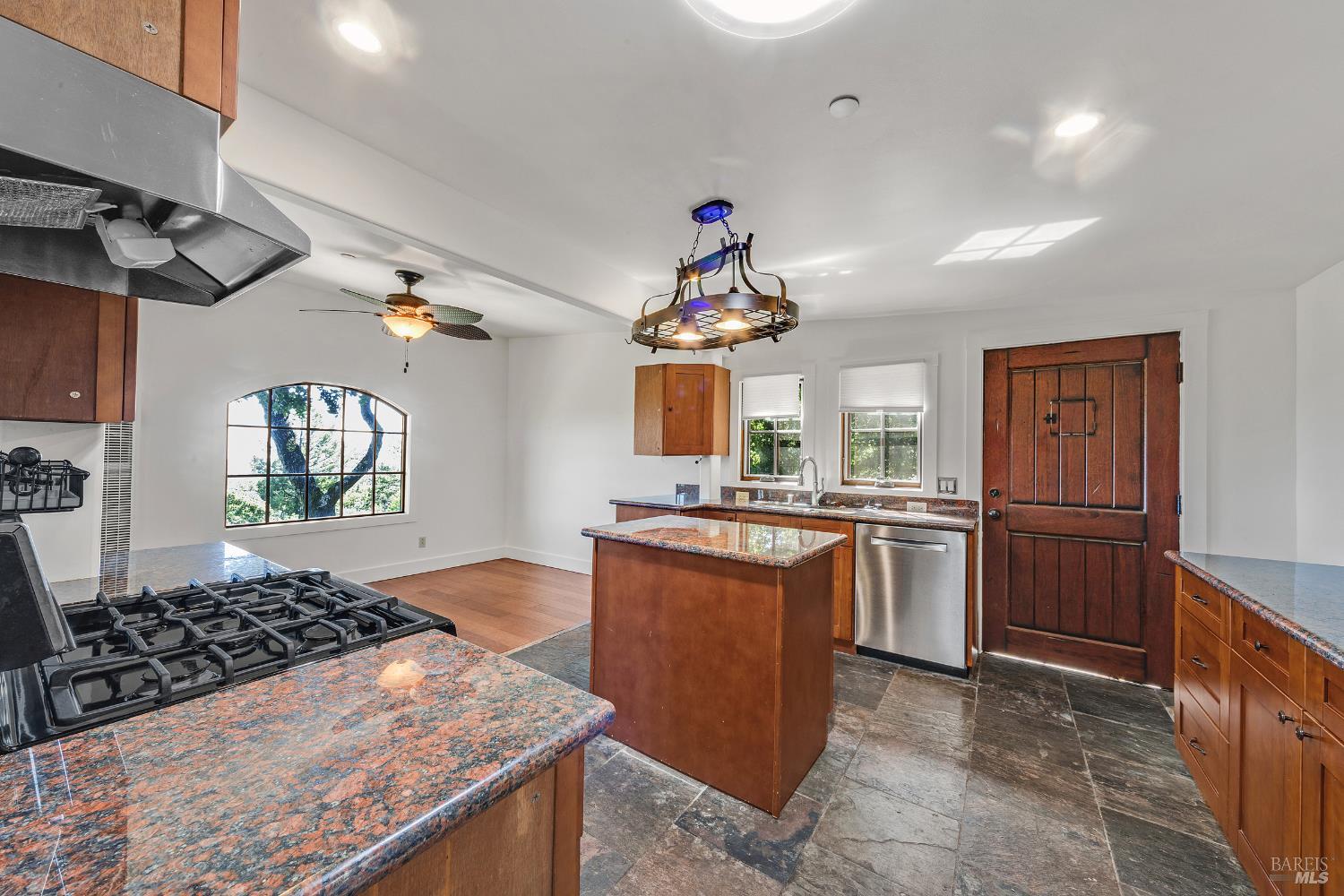 Detail Gallery Image 6 of 19 For 77 Bosque Ave, Fairfax,  CA 94930 - 1 Beds | 1/1 Baths