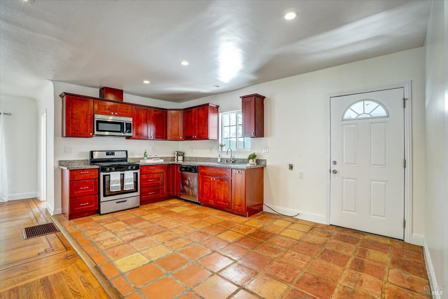 Detail Gallery Image 6 of 55 For 60 D St, Vallejo,  CA 94590 - 3 Beds | 2/1 Baths
