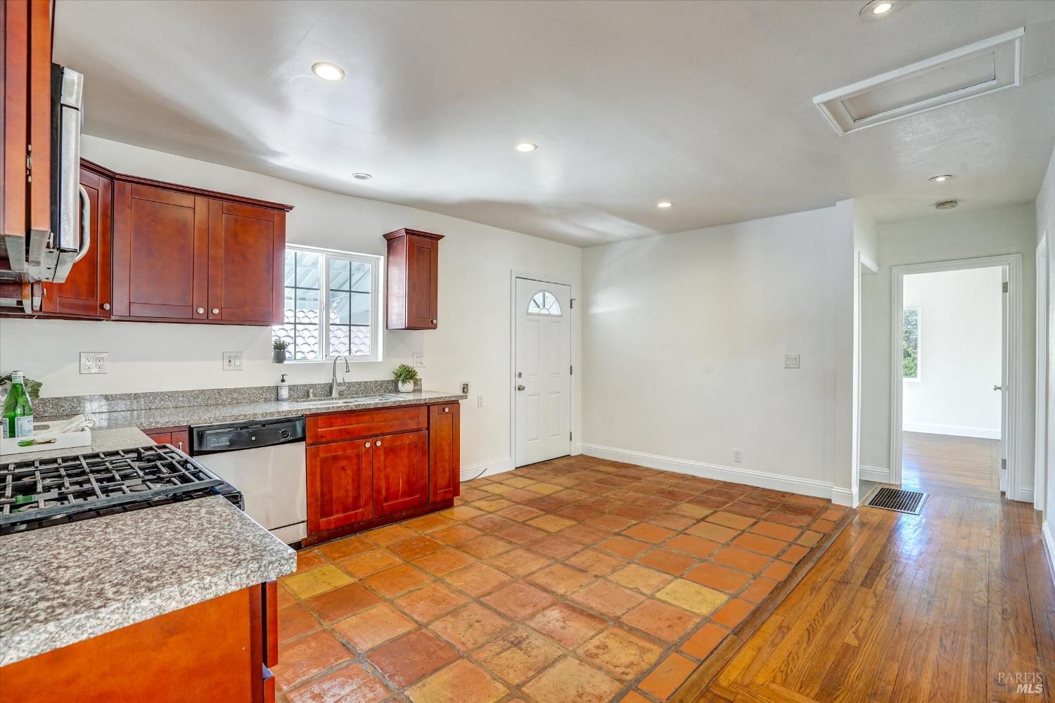 Detail Gallery Image 14 of 55 For 60 D St, Vallejo,  CA 94590 - 3 Beds | 2/1 Baths