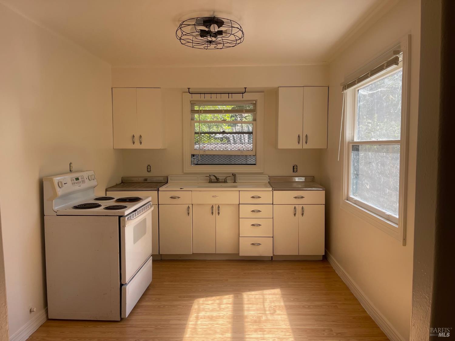 Detail Gallery Image 4 of 11 For 303 W 2nd St, Cloverdale,  CA 95425 - 2 Beds | 1 Baths