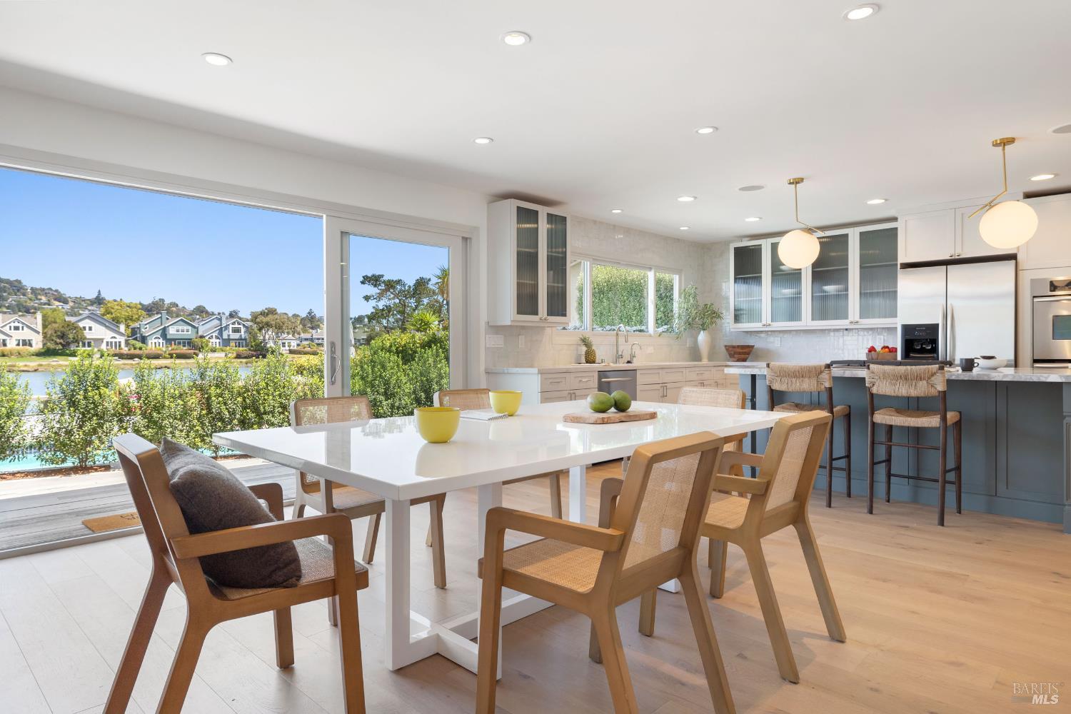 Detail Gallery Image 10 of 26 For 334 Riviera Cir, Larkspur,  CA 94939 - 3 Beds | 2/1 Baths