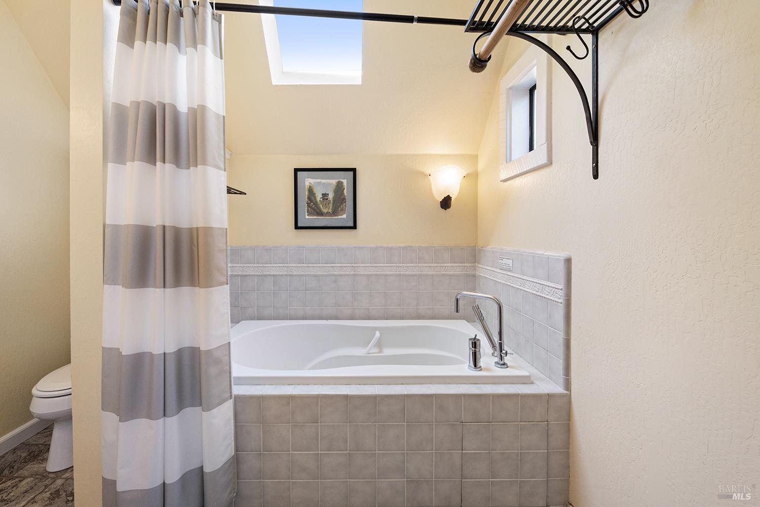 Detail Gallery Image 28 of 65 For 3949 Vine Hill Rd, Sebastopol,  CA 95472 - 5 Beds | 4 Baths
