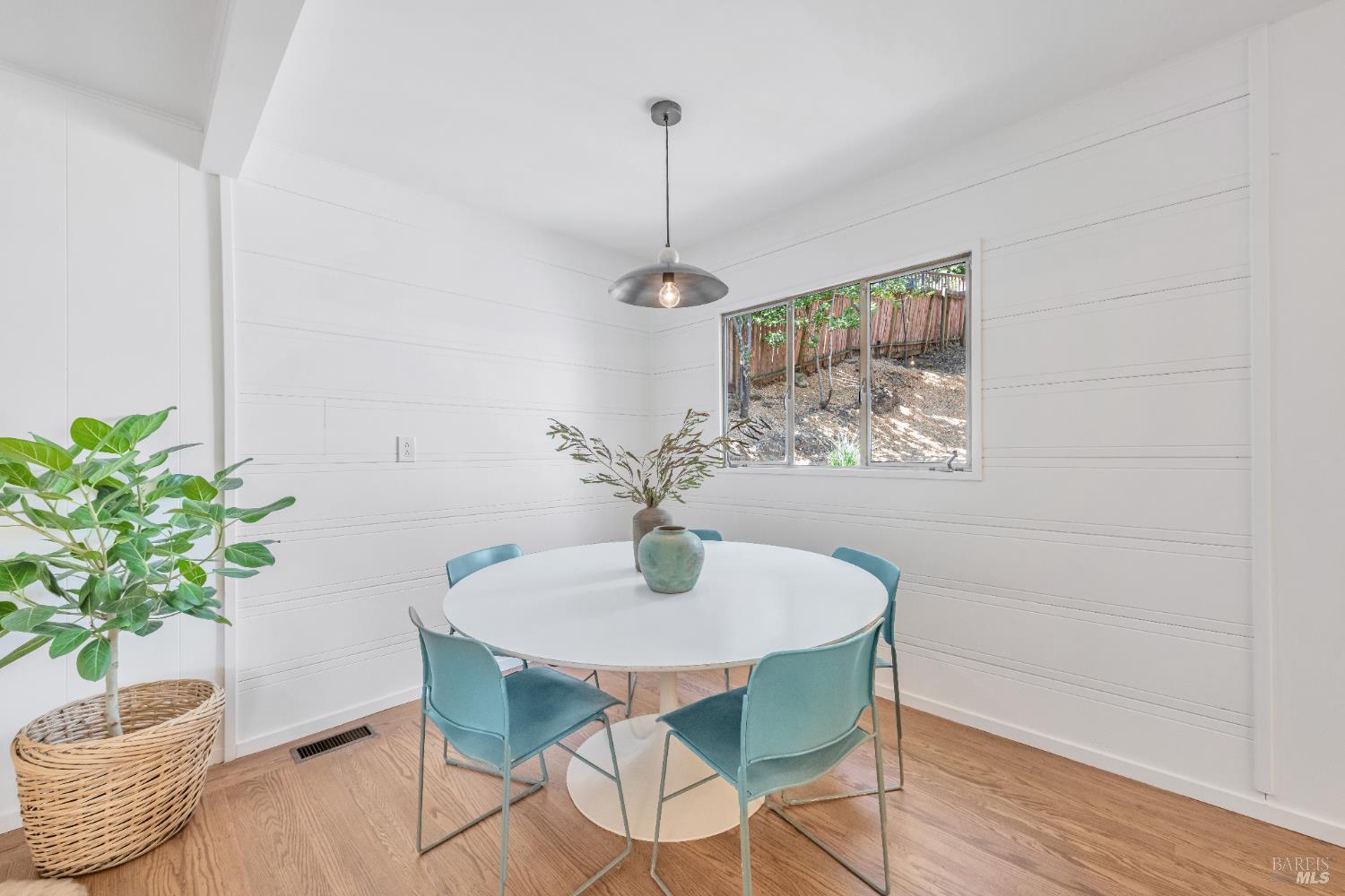 Detail Gallery Image 10 of 31 For 107 Butterfield Rd, San Anselmo,  CA 94960 - 3 Beds | 2 Baths