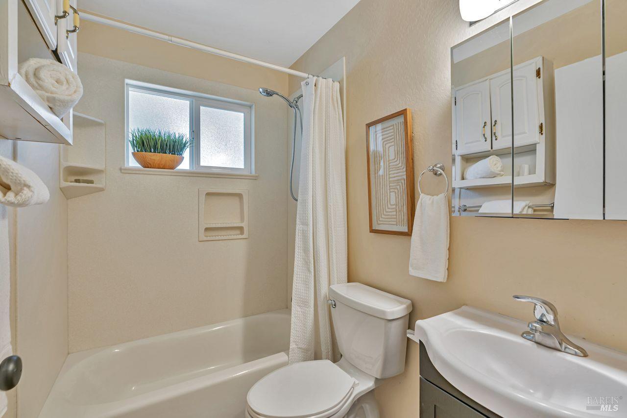 Detail Gallery Image 8 of 47 For 1021 Butler Ave, Santa Rosa,  CA 95407 - 4 Beds | 2 Baths