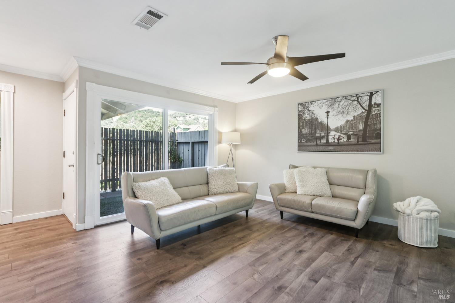 Detail Gallery Image 2 of 20 For 141 Roundtree Blvd, San Rafael,  CA 94903 - 2 Beds | 1/1 Baths