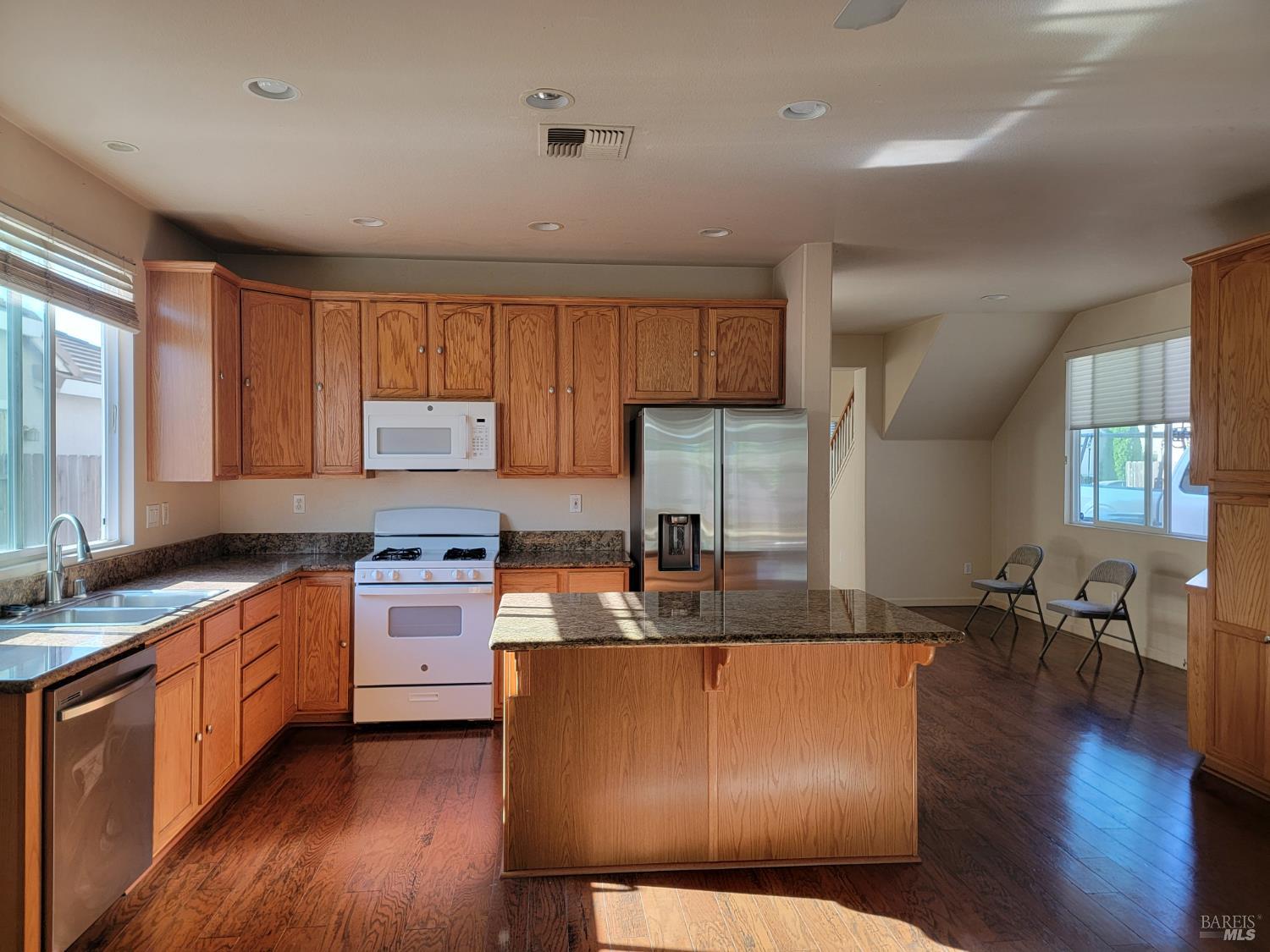 Detail Gallery Image 4 of 19 For 1609 Vandenberg Cir, Suisun City,  CA 94585 - 4 Beds | 3/1 Baths