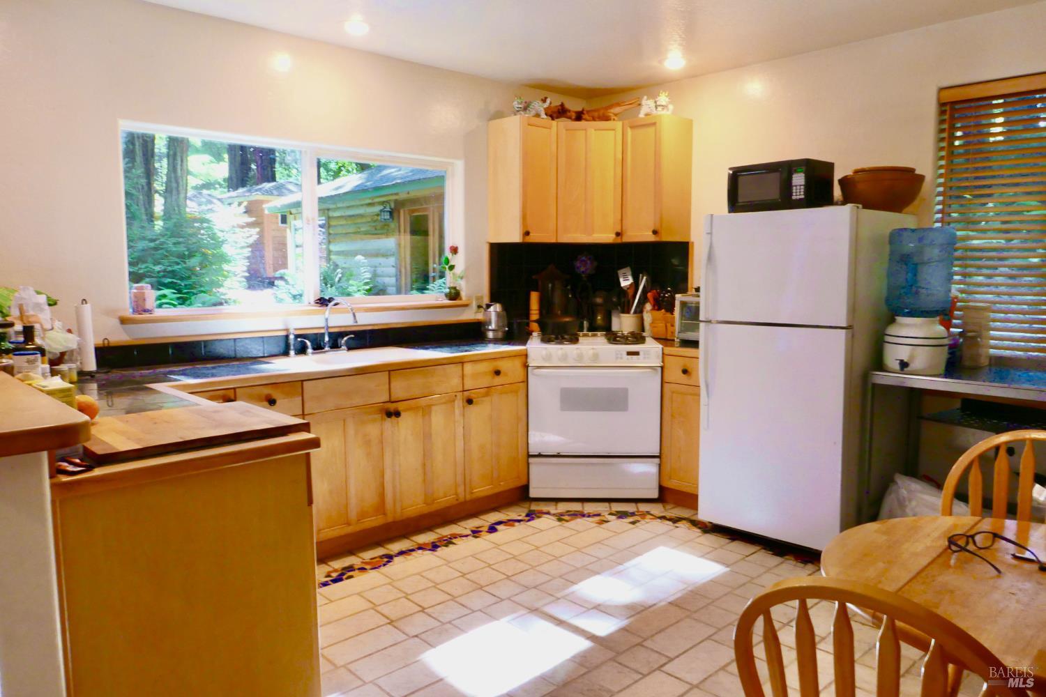 Detail Gallery Image 8 of 39 For 32000 Airport Rd, Fort Bragg,  CA 95437 - 2 Beds | 3 Baths